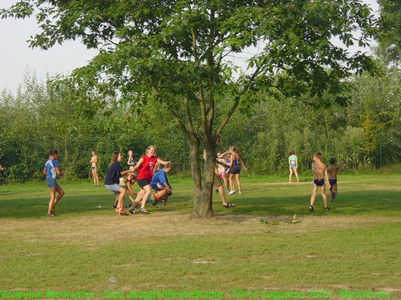 De BS en VS en de D-jeugd deden samen water-estafette-spelen.