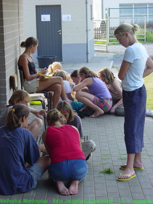 De meisjes C werden dinsdag in twee groepen verdeeld die opdrachten tegen elkaar moesten uitvoeren.