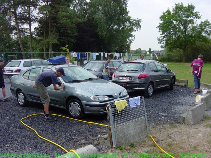 En auto's wassen. 