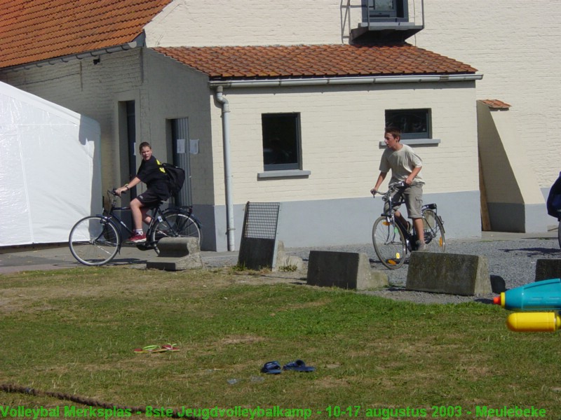 De jongens C en de D-jeugd komen terug van de training.