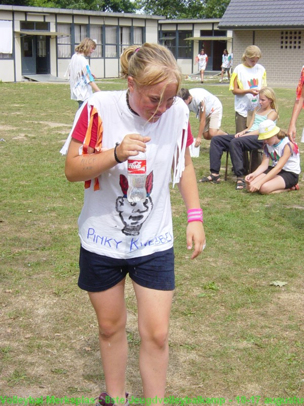 Het is de bedoeling om het water in de fles te doen, Jolien!