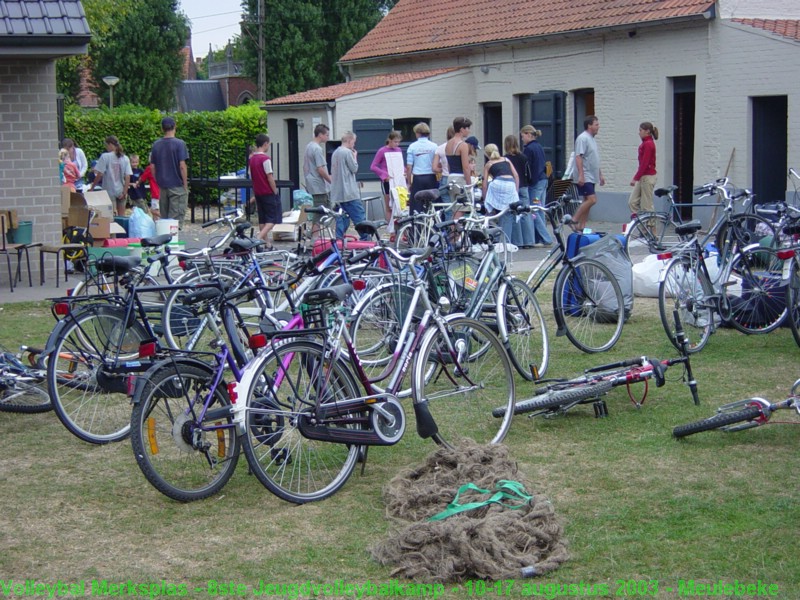 De fietsen en bagage worden klaargelegd.