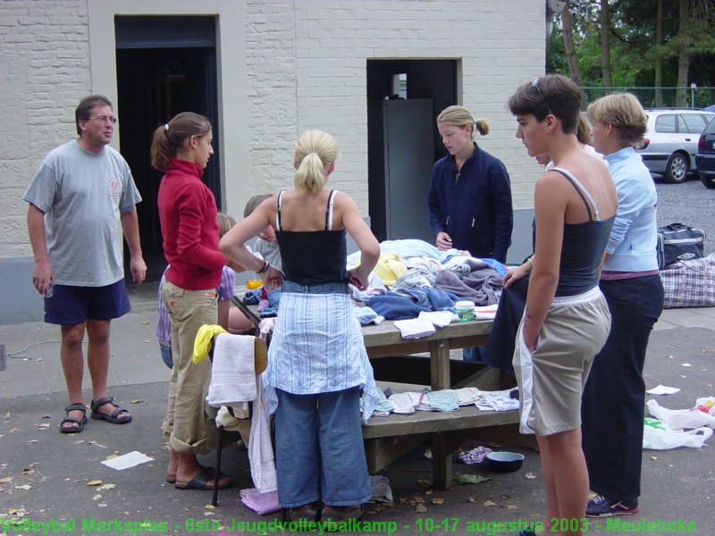 Iedereen snuffelt nogmaals in de berg verloren voorwerpen.