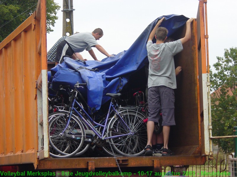 En de camion wordt ingeladen.