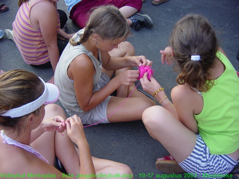 Loes, Annemiek en Silke hebben een bolletje wol opgehaakt.