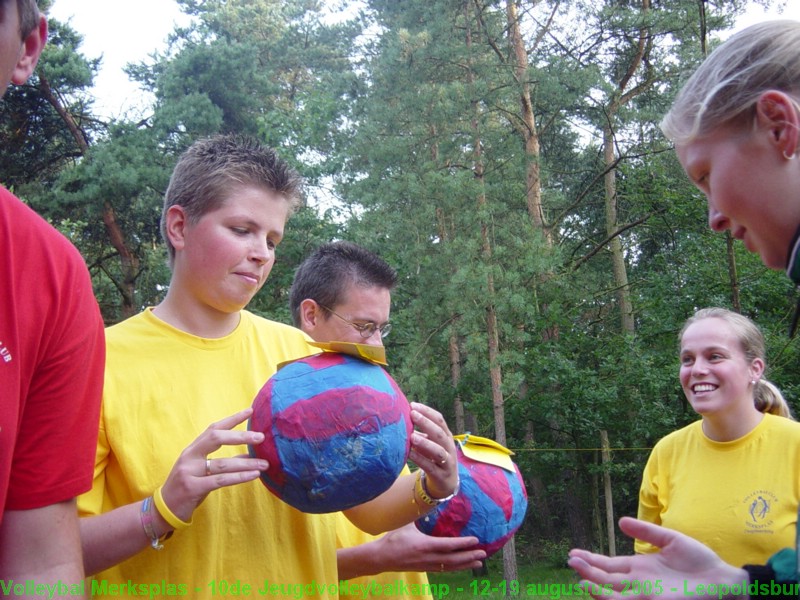 Ellen en Wim krijgen een cadeautje omdat ze al 10 jaar als begeleiding meegaan op volleybalkamp.