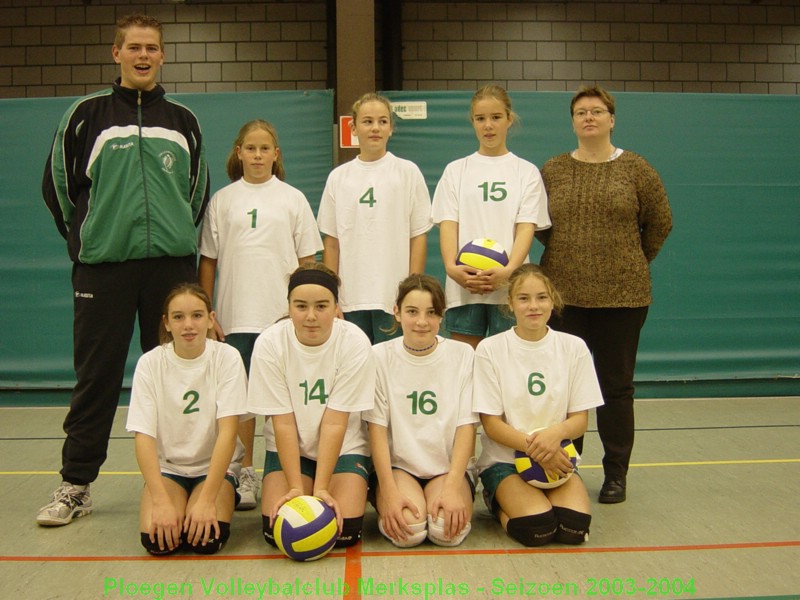 Meisjes D met trainer/coach Stijn.