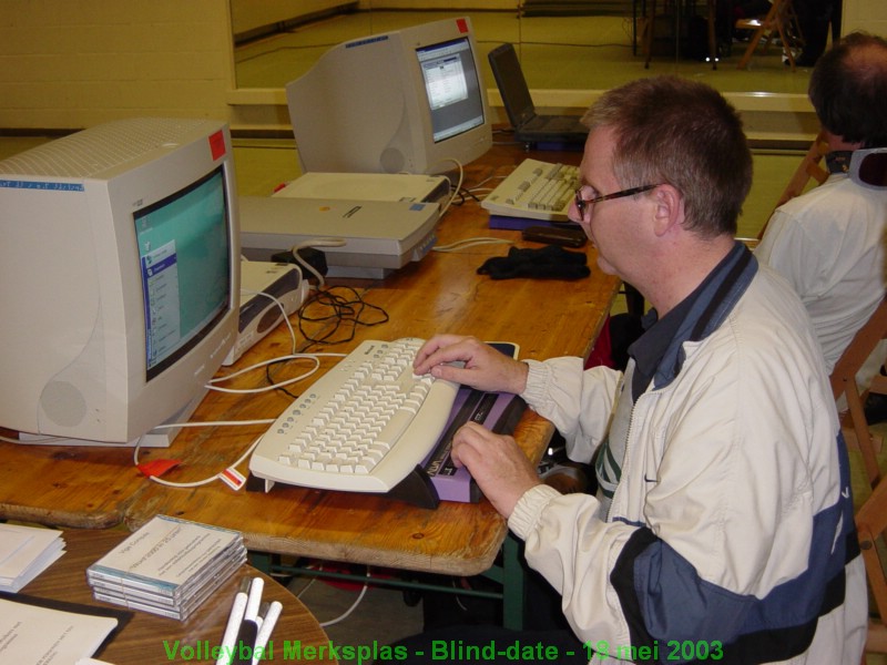 In de polyvalente zaal laat men zien hoe visueel gehandicapten toch met een computer kunnen werken.