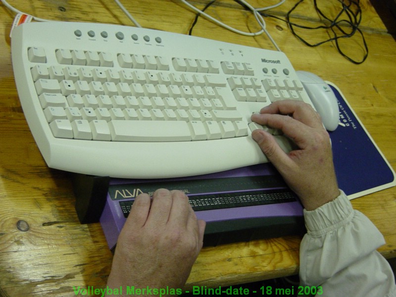 Op het toestel voor het toetsenbord komt tekst in brailleschrift.