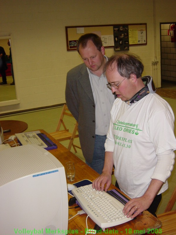 Jan geeft enthousiast uitleg aan de burgemeester over het gebruik van een computer door een blinde.