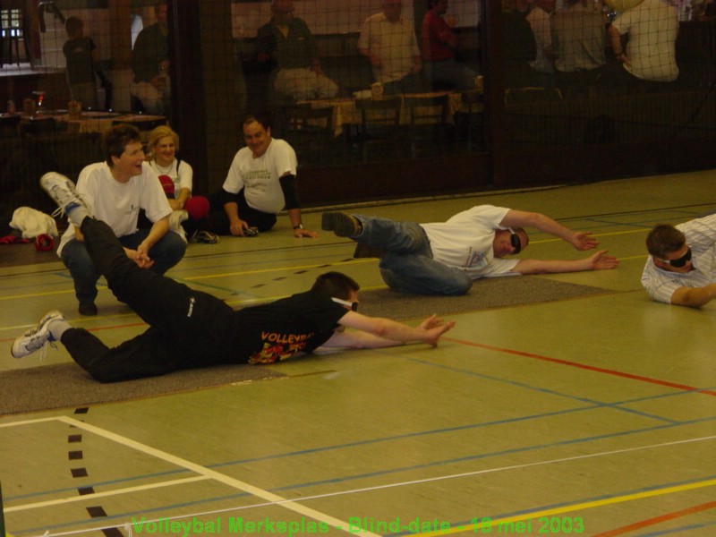 De volleyballers mooi op de grond.