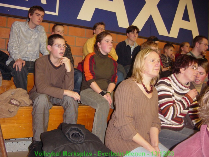 We zitten met heel de bende onder het scorebord, naast de supporterskern van Menen.