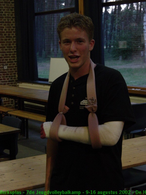 Onze pechvogel Jonas die zijn arm heeft gebroken.