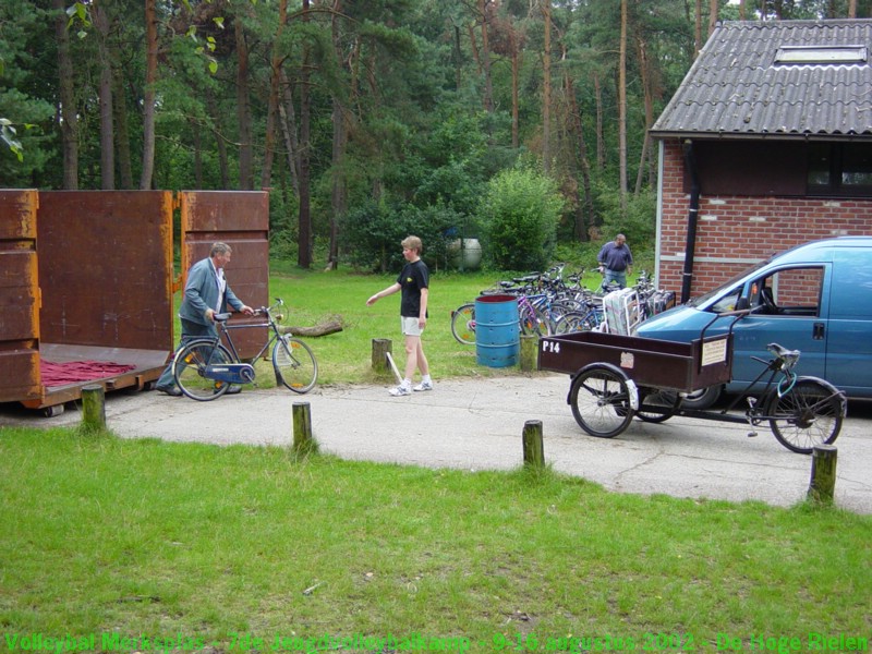 De container met fietsen wordt leeggeladen (met dank aan de gemeente voor het vervoer).