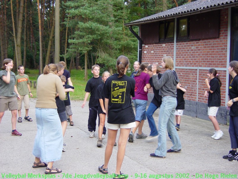 Oefenen van de kampdans tijdens het ontmoetingsspel.