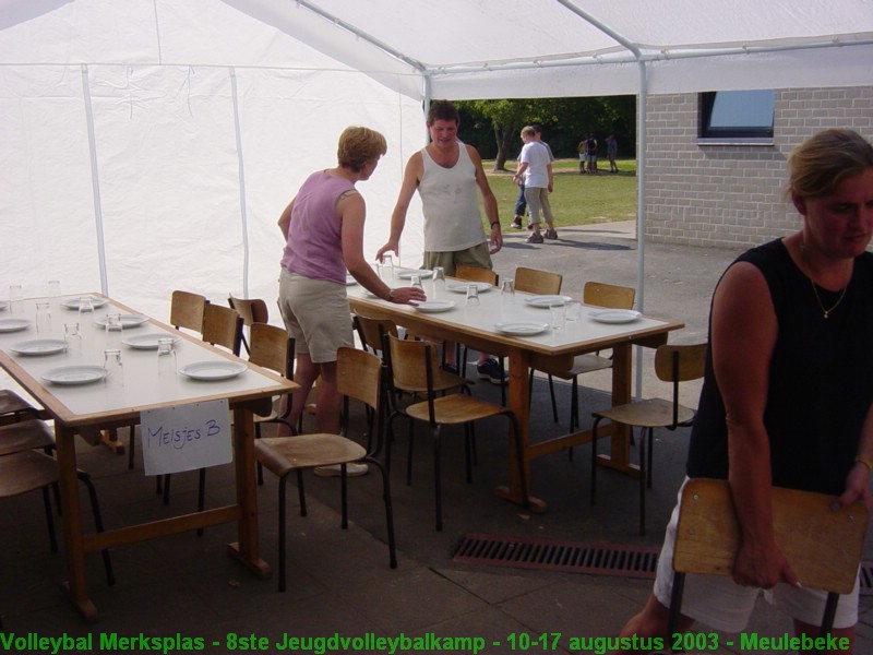 ... dat er twee groepen buiten moesten eten onder de partytent.