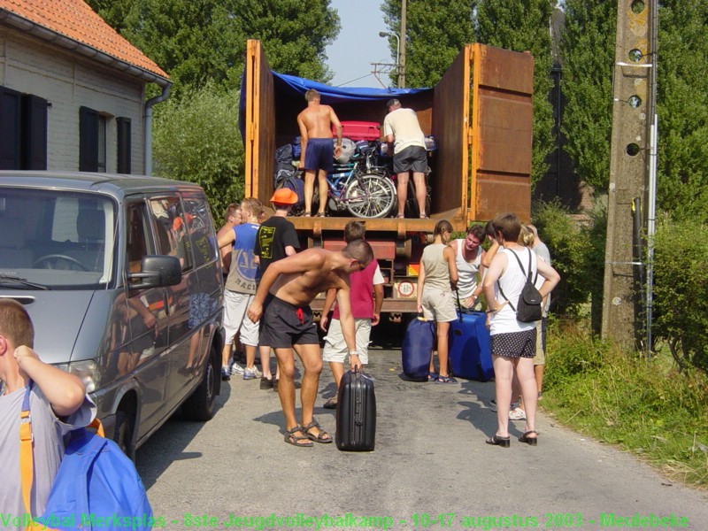 De camion van de gemeente komt toe met onze fietsen ...