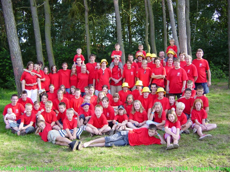 Met z'n allen op de foto: 53 jeugdvolleyballers, 15 begeleiders en 5 kookploegers.