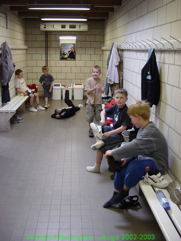 De mannen van de bewegingsschool komen aan in de sporthal na een gezellige namiddag bij Hanne: kampvideo kijken, hot-dog eten,...