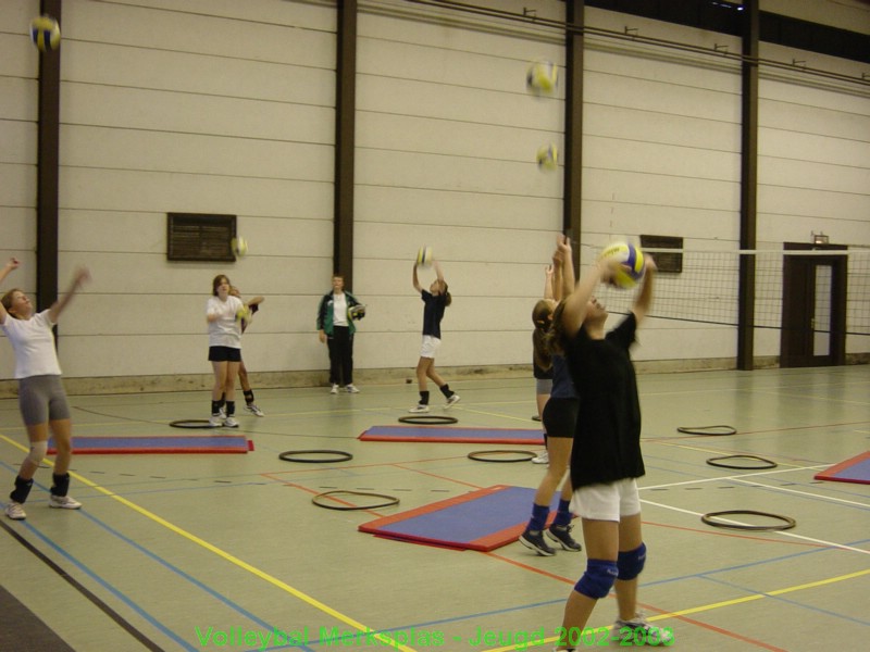 De meisjes B tijdens hun training op zondagvoormiddag.