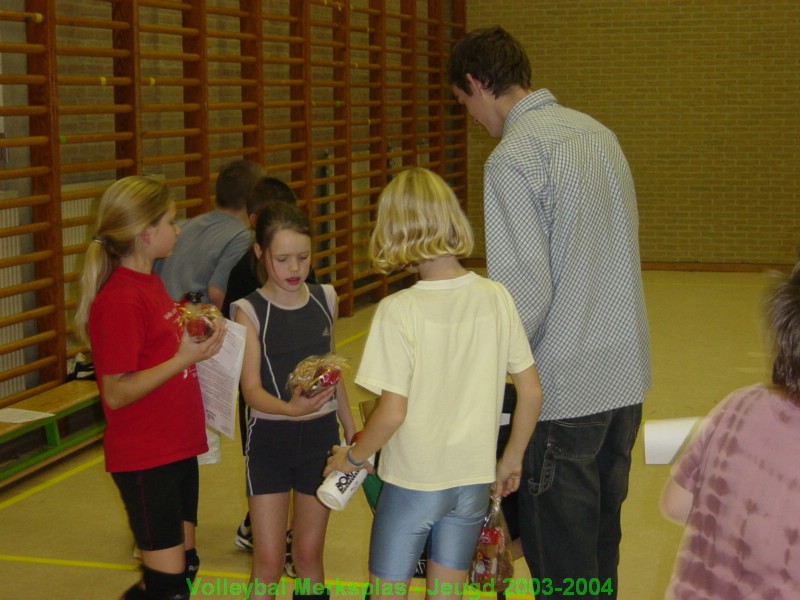 Op 3 en 5 december kregen onze jeugdvolleyballers en hun trainers een zakje met lekkers in van de sint.