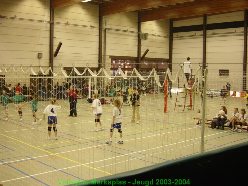 Op zondag 7 december was het druk in de sporthal: 18 ploegjes meisjes en jongens E.