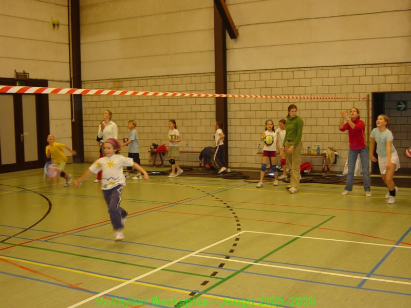 De volleybalschool op training.