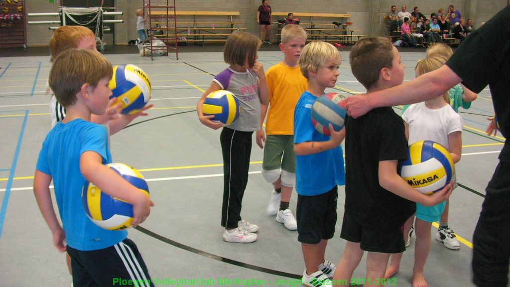 De jongens en meisjes van het 2de krijgen al wat meer volleybaltraining.