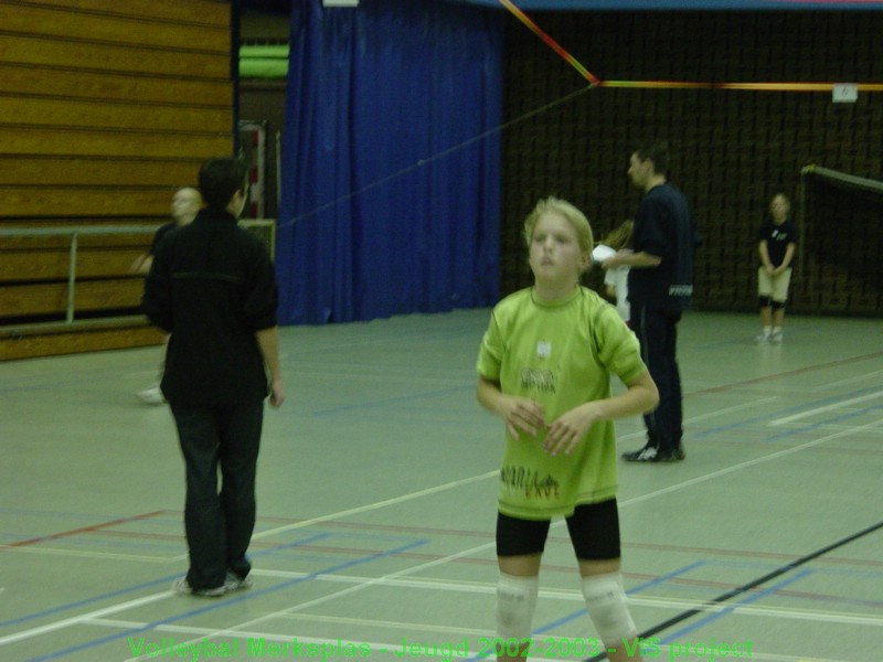 Eline wacht op de bal.