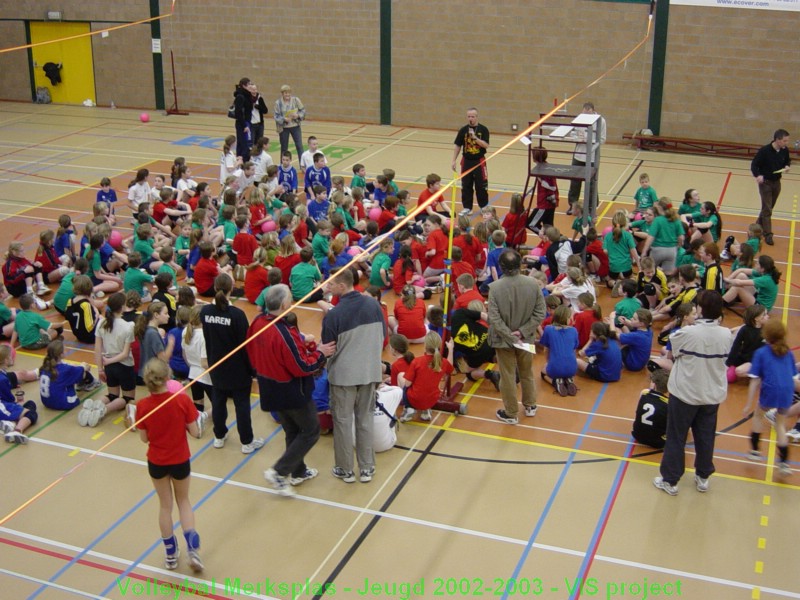 Begin van de finaleronde. De sporthal was goed gevuld met jonge volleyballertjes.