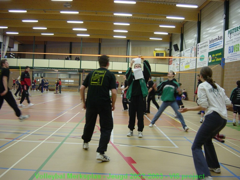 Onze trainers laten zien dat ze ook wel kunnen volleyballen.