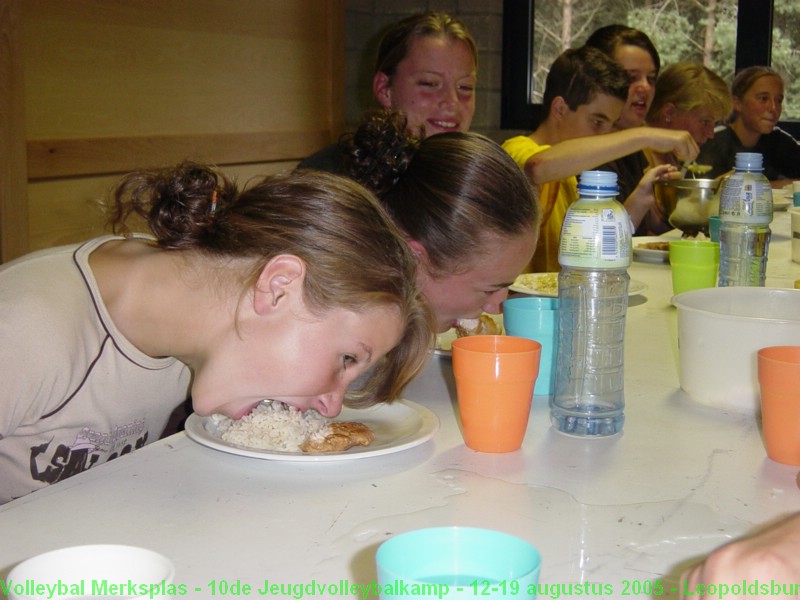 De meisjes willen zonder bestek eten...