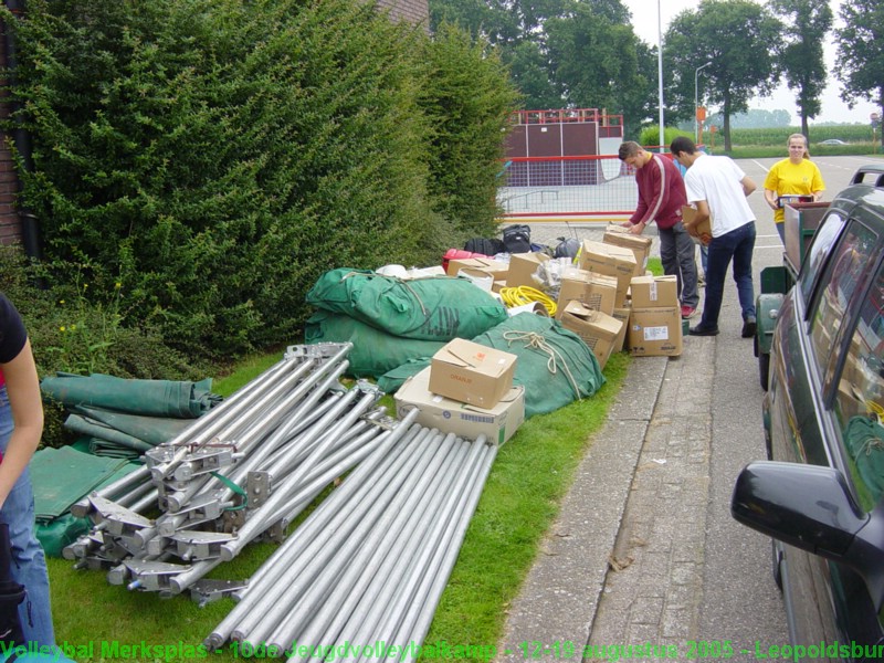 Donderdag 11 augustus, alle materiaal wordt aan de sporthal verzameld.