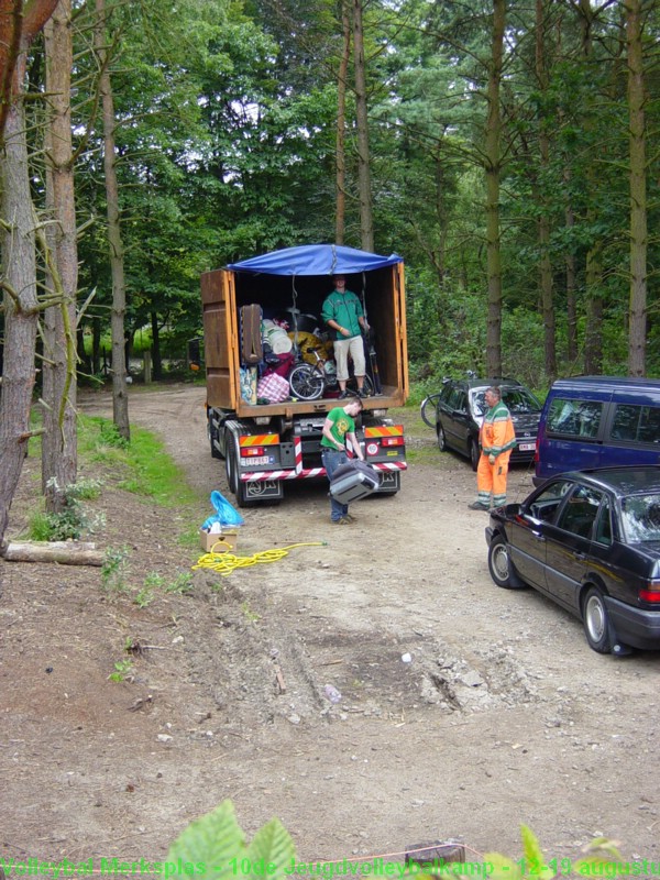 Aangekomen in Kampidoe, Leopoldsburg. Uitladen die handel.