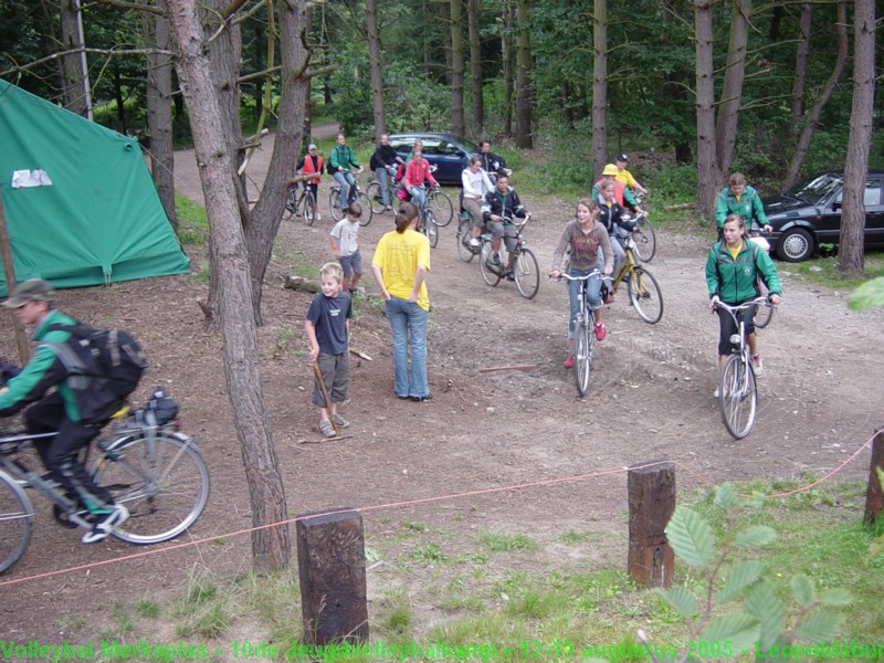 Bijna 12u, de fietsers arriveren op de kampplaats.