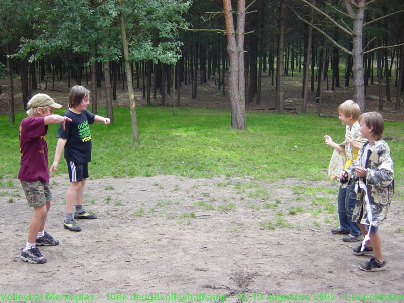 Alle groepen tonen het dansje dat ze zelf bedacht hebben.