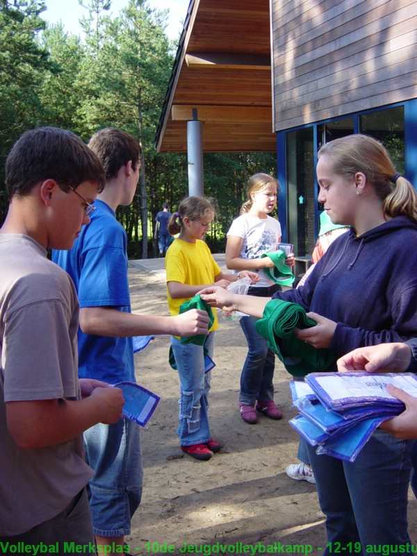 Een mooi petje omdat dit het 10de volleybalkamp is.