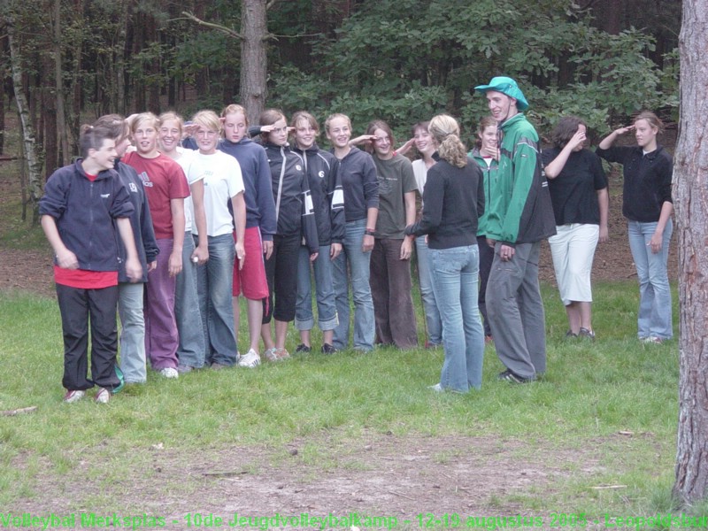 De meisjes B en C volgen het commando van Carolien en Bart.