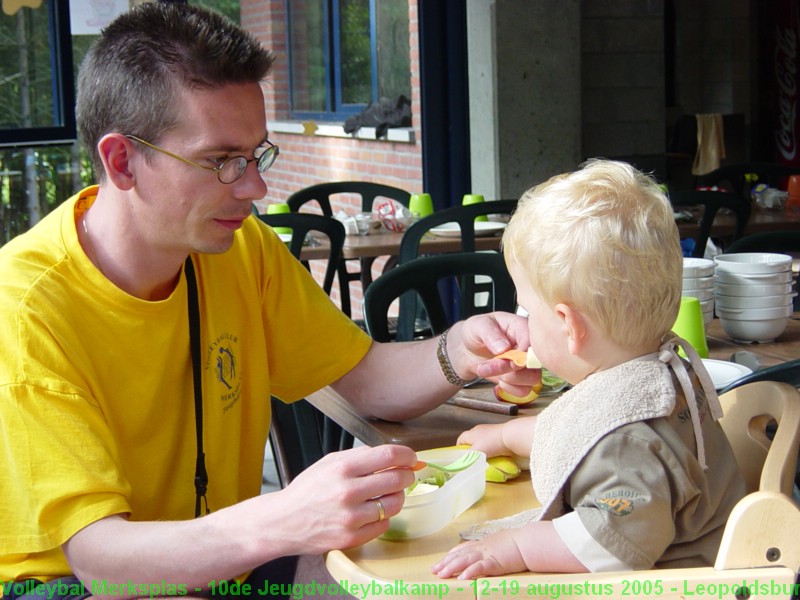 Ondertussen is Niels rustig aan het eten.