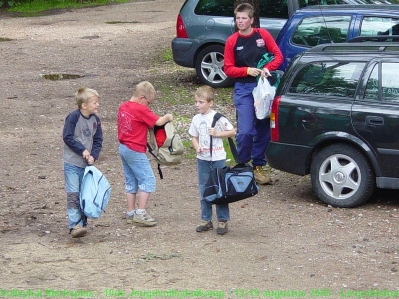 De 3 jongsten gaan met de auto naar de sporthal.