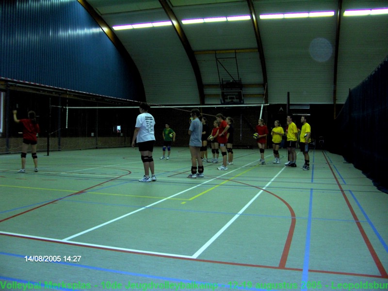 Meisjes C en B in de sporthal.