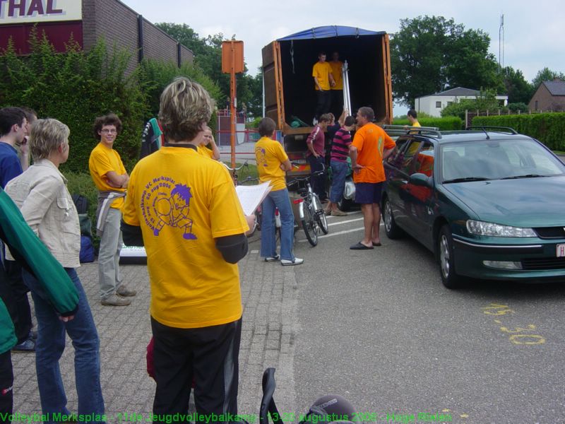 Inladen van de camion op zaterdag.