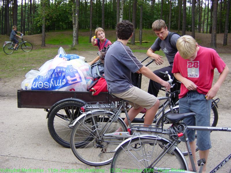 Met de bakfiets naar de sporthal.