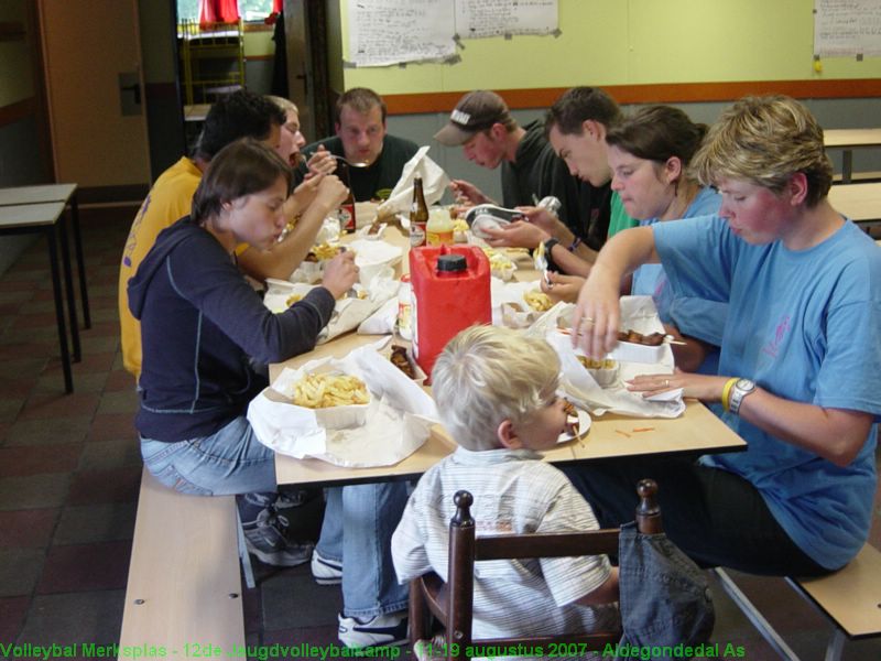 Alle jeugd is naar huis, tijd voor een fritje.