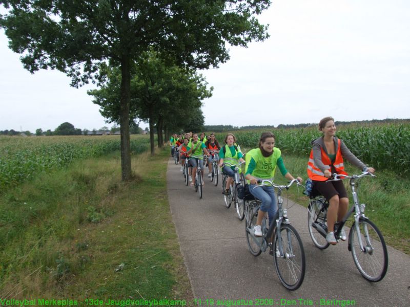 C en B jeugd met de fiets naar de kampplaats.