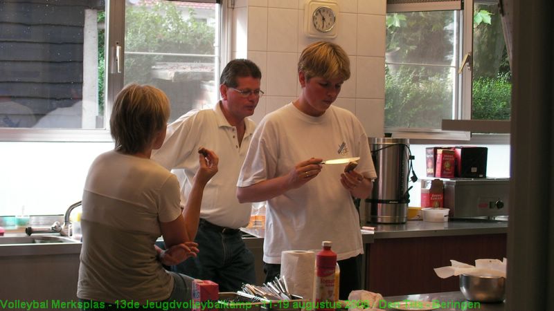 De kookploeg inspecteert de keuken.