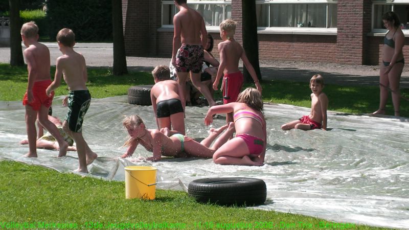 De jongsten in actie op de plastiek.