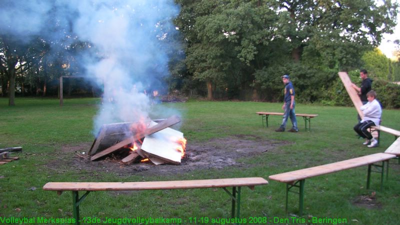 Het kampvuur is juist aangestoken.