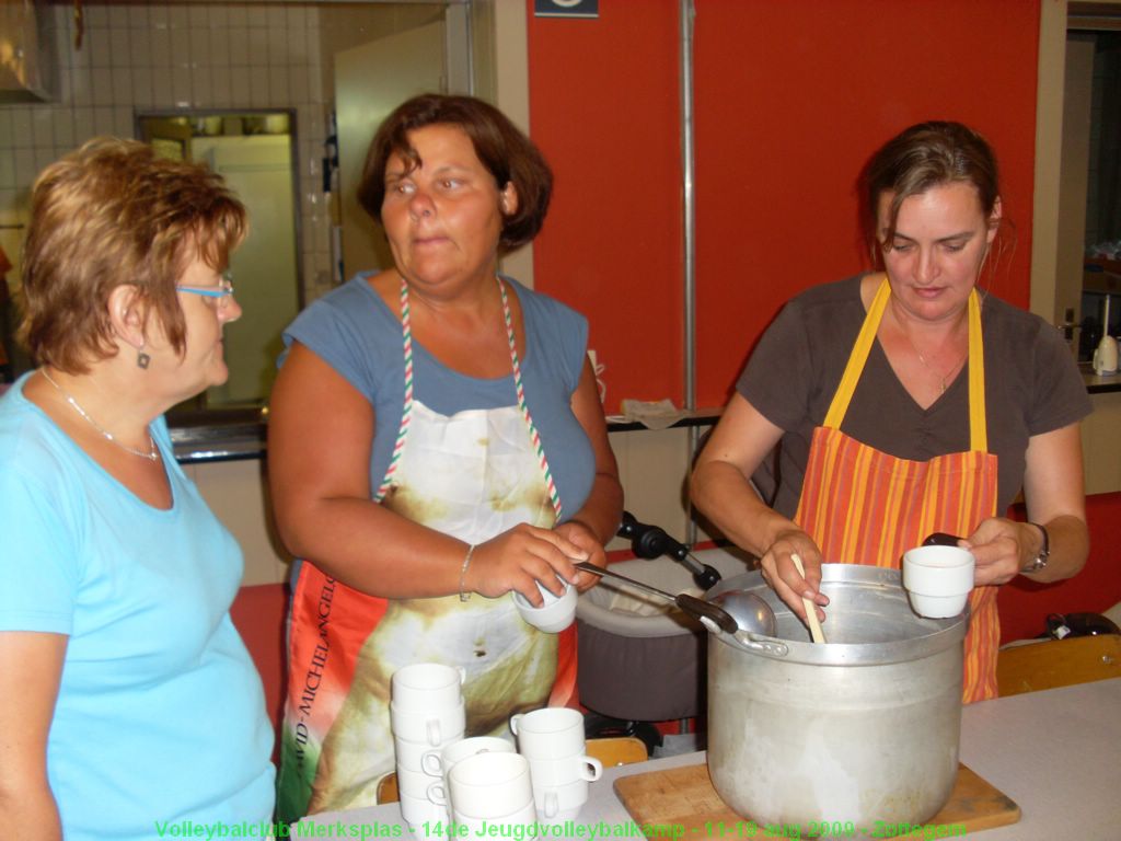 3 van de 4 kookmoeders: May, Ilse en Helga.