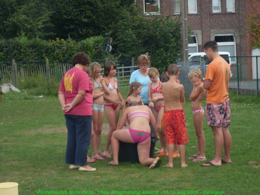 Zo lang mogelijk onder water blijven.